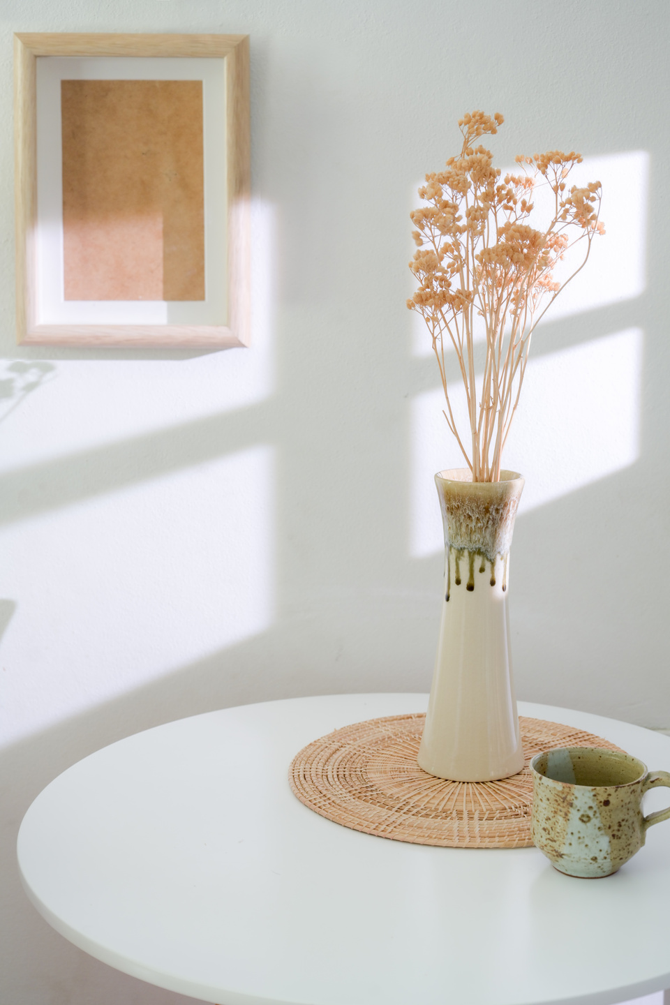 Home Interior Design of Living Room with Ceramic Vase, Coffee Cu